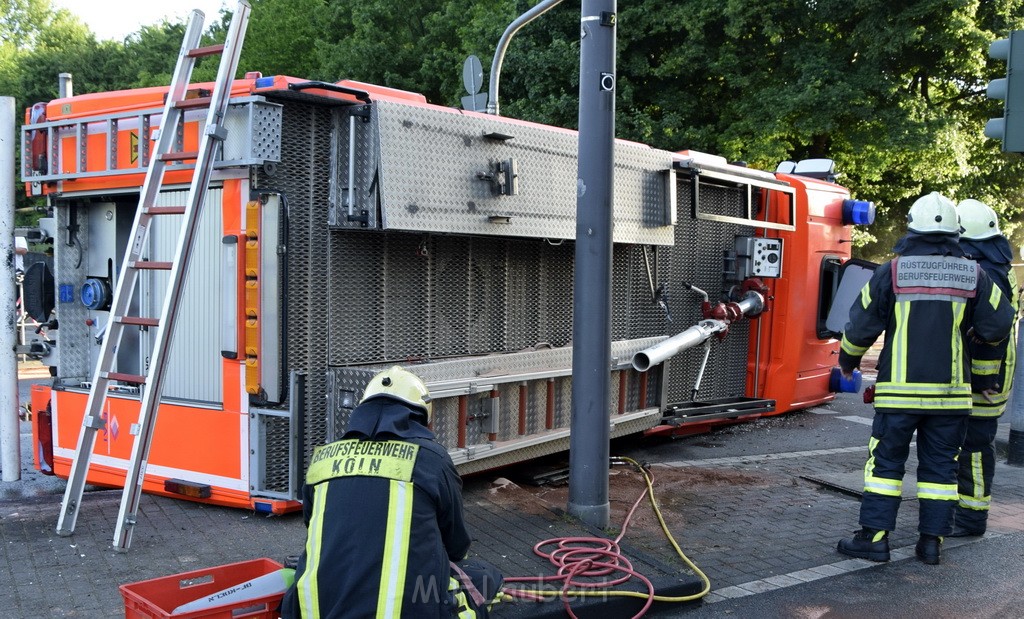 TLF 4 umgestuerzt Koeln Bocklemuend Ollenhauer Ring Militaerringstr P067.JPG - Miklos Laubert